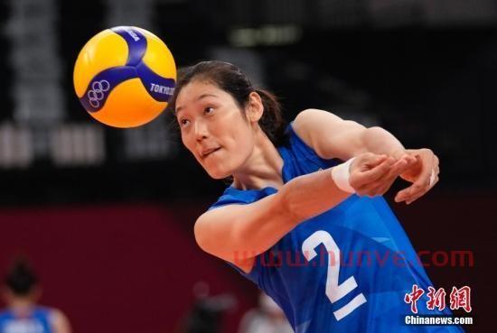 中国女排朱婷与队友照片（中国女排朱婷与队友照片对比）