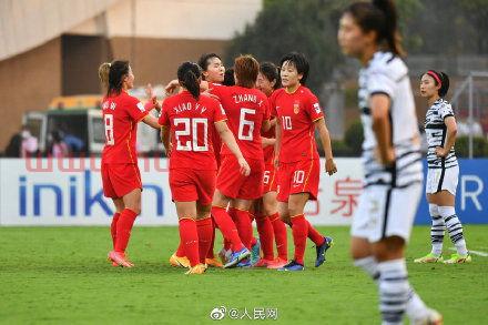 女足主教练踢球视频播放（女足主教练道歉）