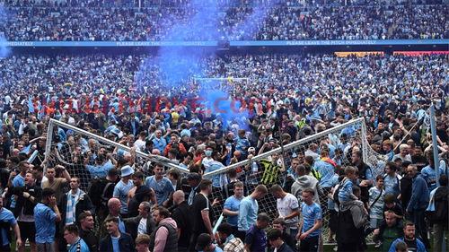 曼城夺冠球迷压垮球门视频(曼城夺冠视频2021)