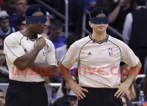 篮球比赛队员为难裁判(篮球裁判员对队员的不良行为提出正式警告必须在)