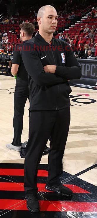 篮球比赛裁判穿什么鞋(篮球裁判穿着要求)