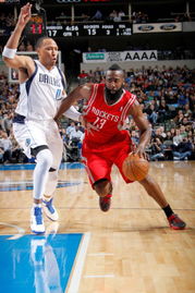 火箭队球员抢了哈登的篮板(火箭给哈登开出两年大合同)