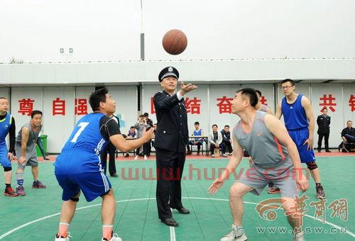 篮球比赛时裁判发球吗(篮球裁判发球要吹哨吗)