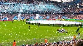 曼城夺冠颁奖中文解说(曼城夺冠颁奖中文解说员是谁)