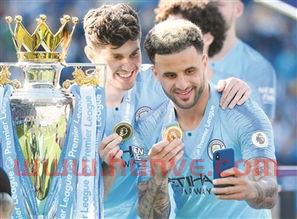 曼城足球俱乐部夺冠大合照(曼城冠军稳了)